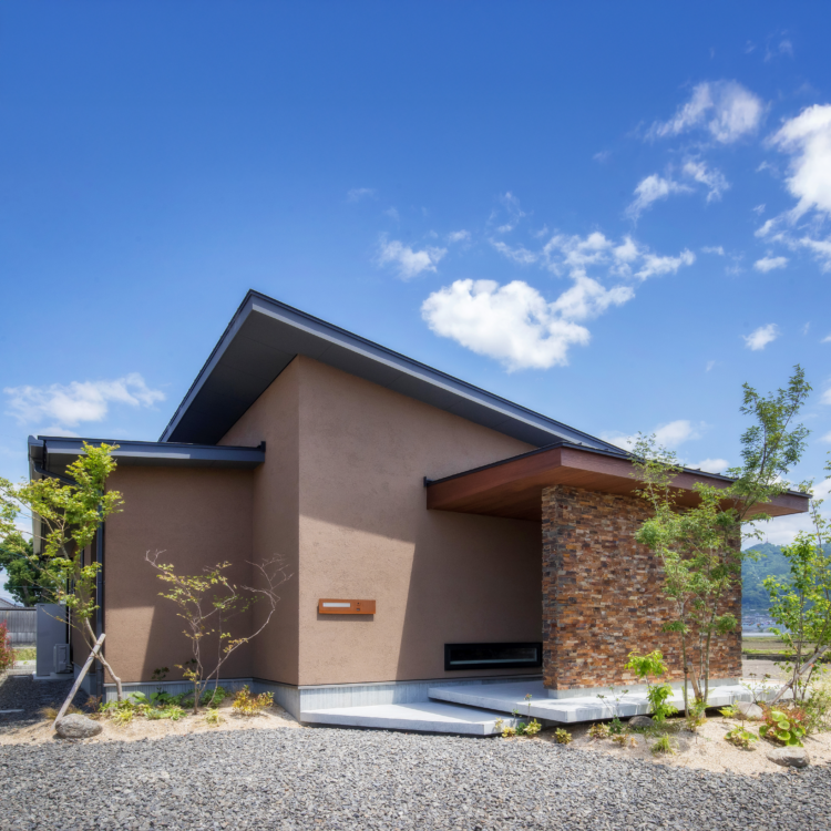 くじらが住む石壁の平屋