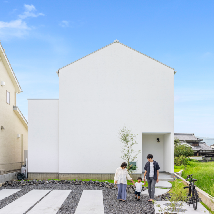 真っ白な三角屋根の家