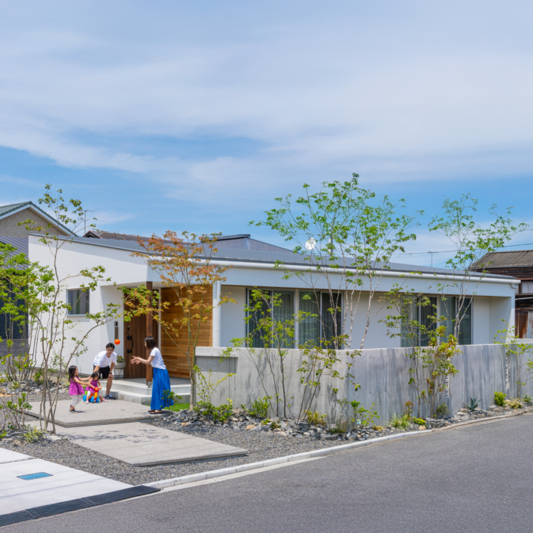 大屋根のあるアジアンリゾートな平屋
