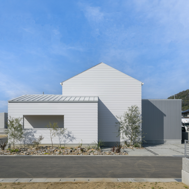 △・□・白の平屋