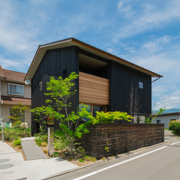経年美化を待つ焼杉の家