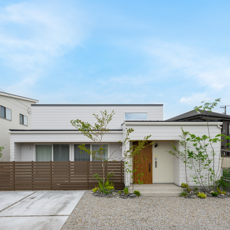 勾配天井の広々リビングがある平屋