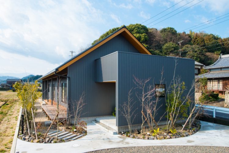 家族みんなを見渡せる大きな窓の平屋