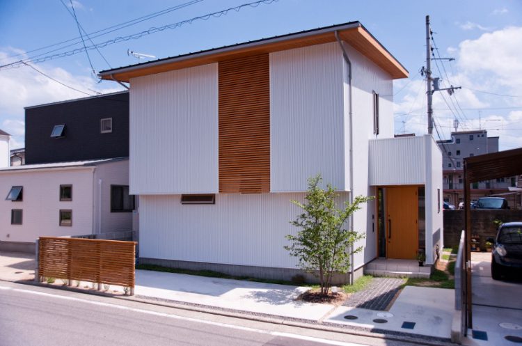松末の白い家