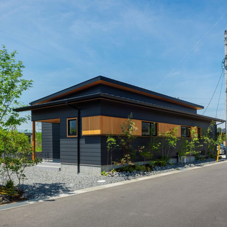 休日にお庭で子どもと遊んだりBBQする時間が楽しいです。