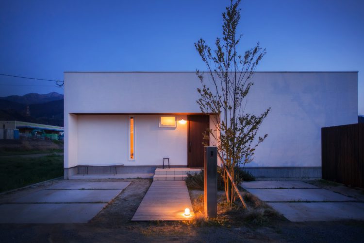 中庭が暮らしに明かりを灯す平屋