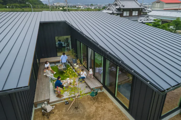 コの字型の中庭で開放感を得られる家