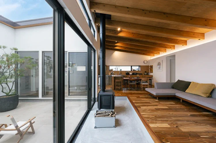 ロの字型の中庭を囲む家