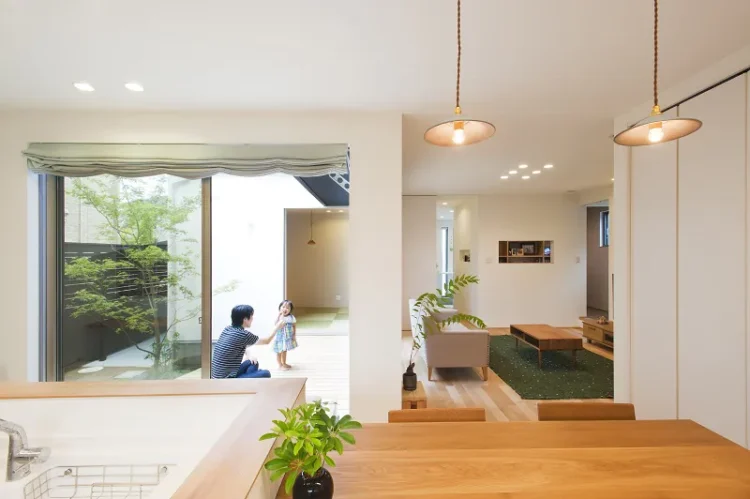 部屋同士をつなぐ中庭のある家