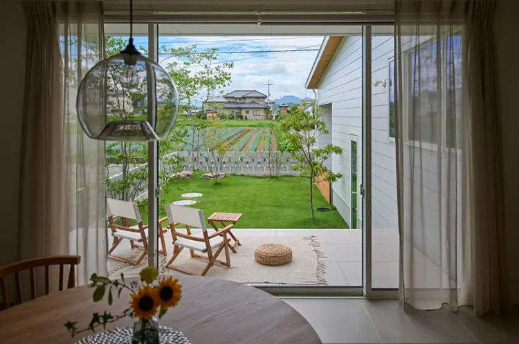 L字型の中庭と室内をつなぐ家