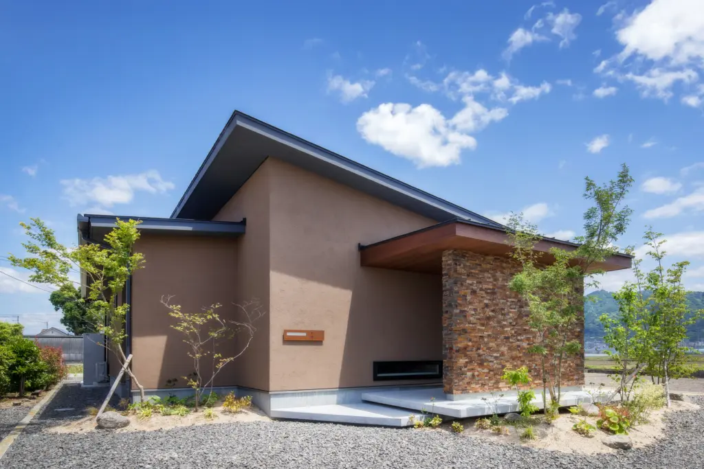 くじらが住む石壁のおしゃれな平屋の外観