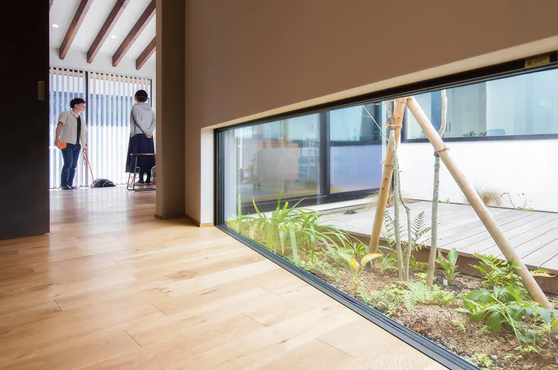 開放感を出すために建物の中央に中庭を設けたロの字型の平屋の内観