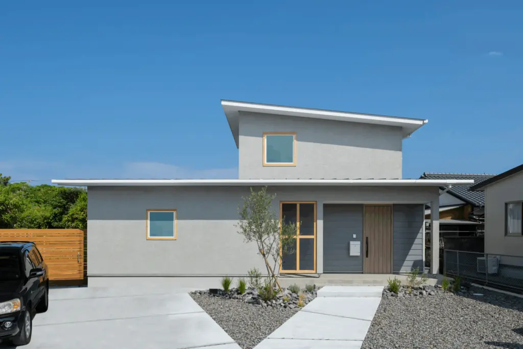 中庭を囲むコの字型の住まいで光とゆとりを楽しむ片流れ屋根の家の外観