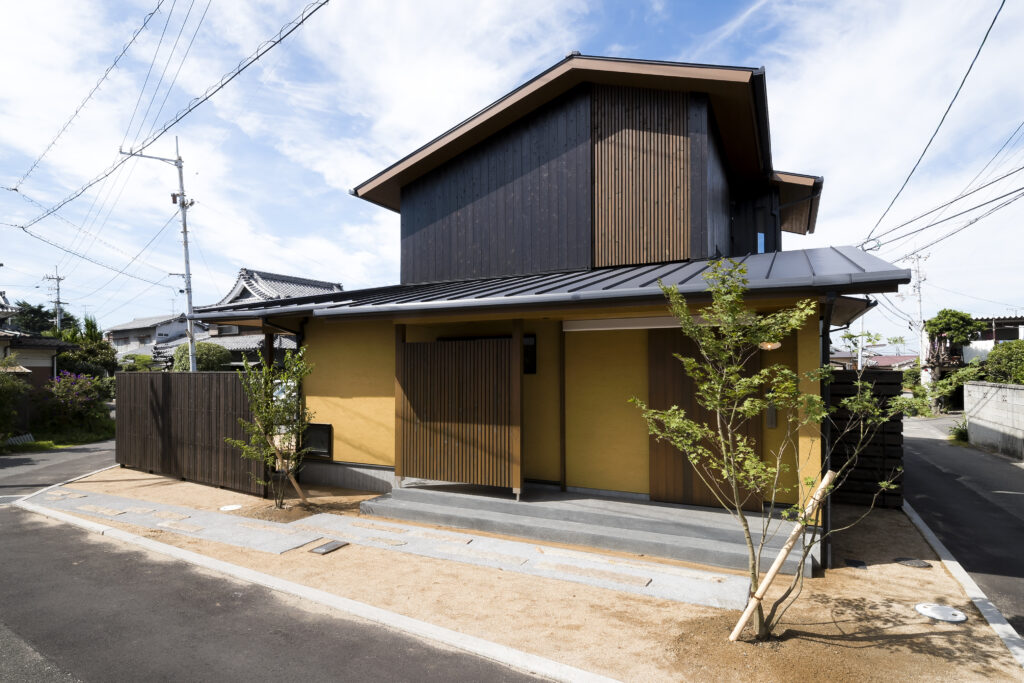 切妻屋根とは?構造やデザインまでわかりやすく解説!施工事例も10選紹介 | 注文住宅ならコラボハウス - 愛媛・香川・徳島・高知・岡山・大阪・秋田