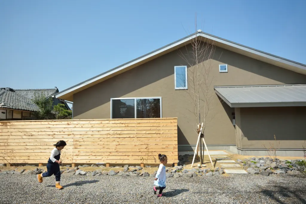 落ち着きある塗り壁とやわらかな勾配の切妻屋根