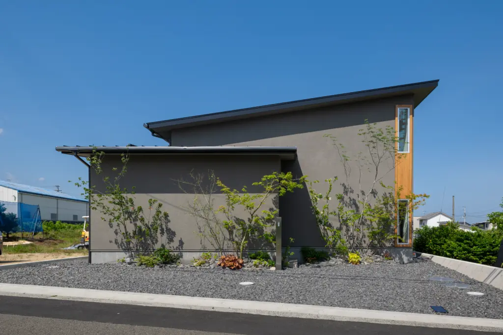 ドレスルームがある片流れ屋根の平屋の外観