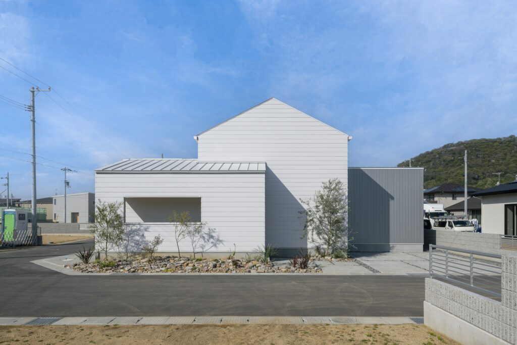 書斎代わりのワークスペースのある1.5階建ての外観