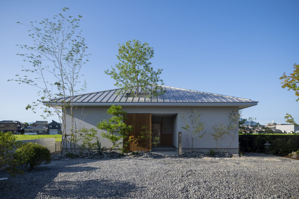 【31.74坪】真四角の出窓が絵になる寄棟屋根に平屋の内観