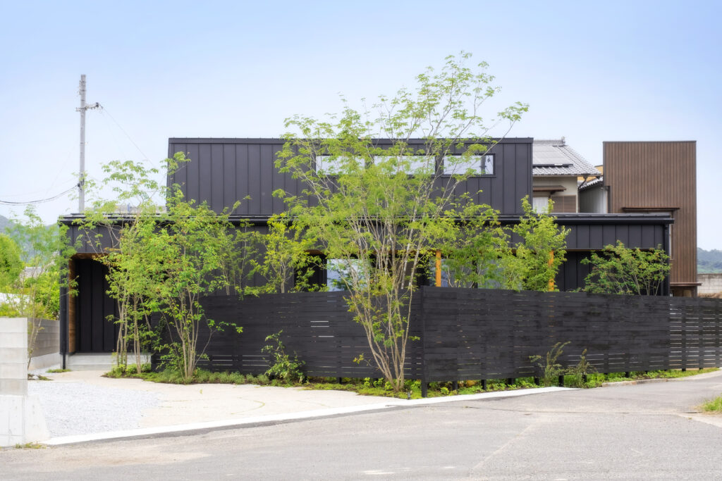 天井高を生かしたロフトのある1.5階建ての外観
