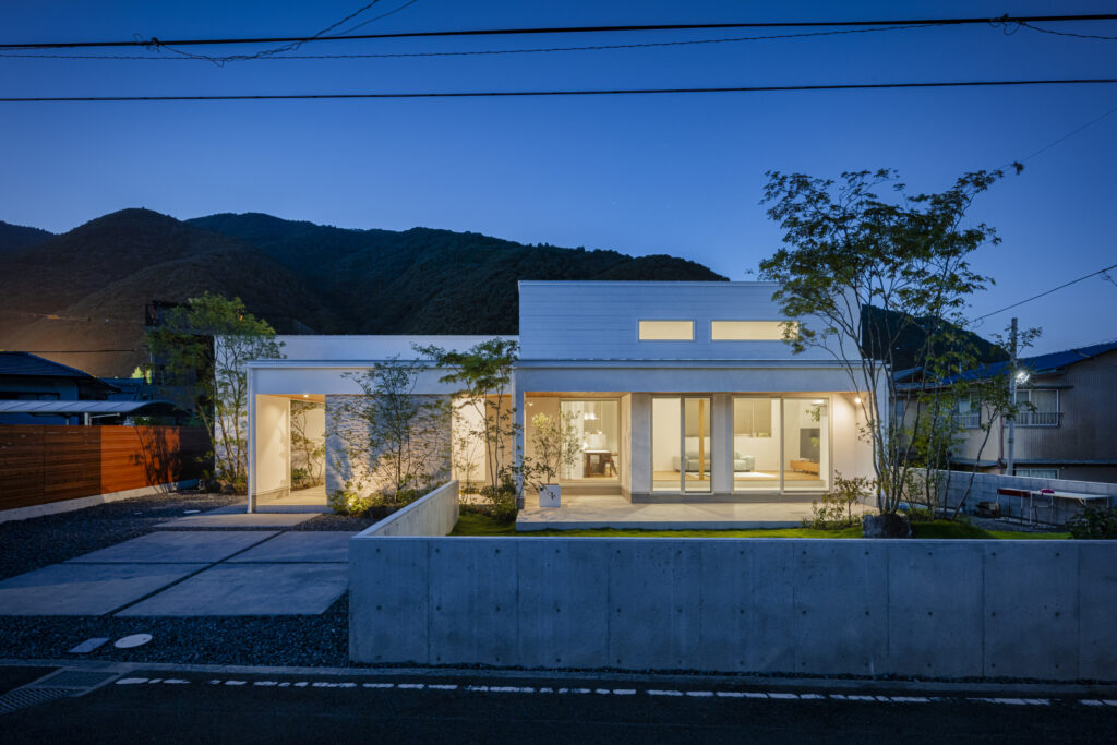 内と外を土間がつなげる平屋の外観
