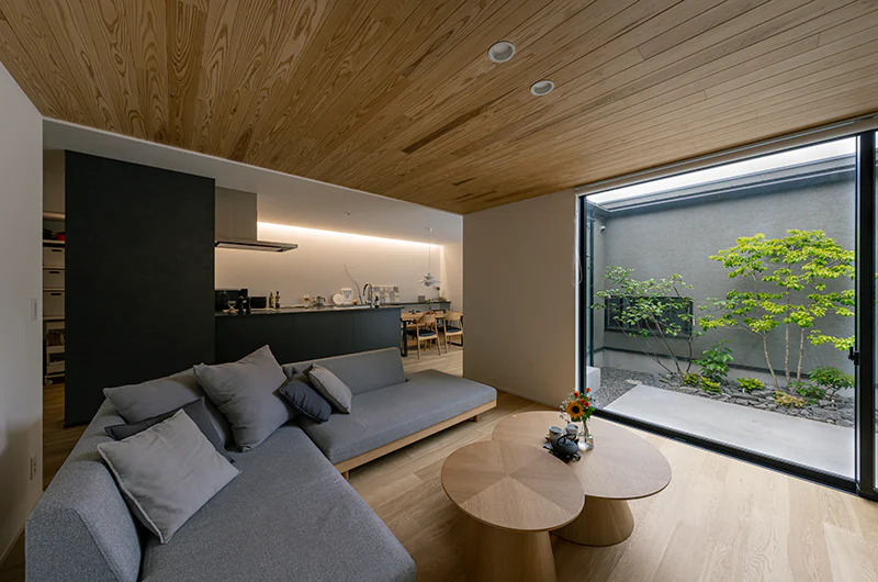 セレクトショップ風ドレスルームがあるコの字の平屋の内観