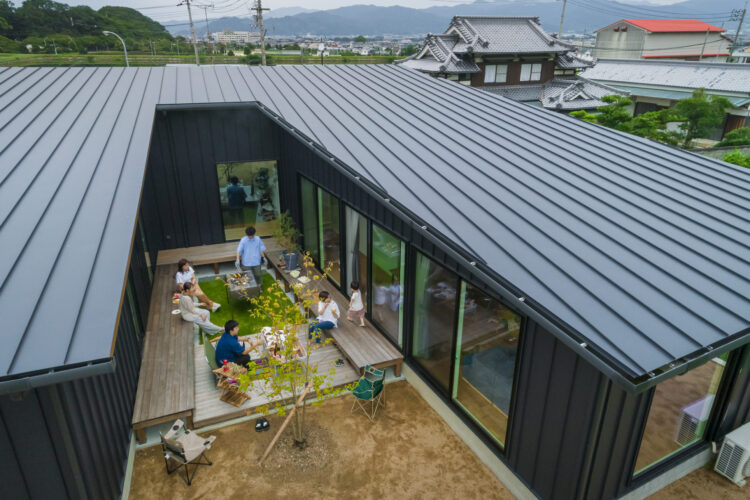 コの字型の平屋の魅力！施工事例とあわせて間取り決めのポイントを解説