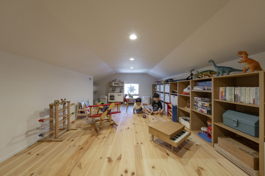 子どもの遊び場として大活躍するロフトのある平屋の内観