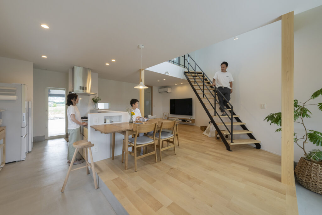 三角形の部分吹き抜けのある家の内観