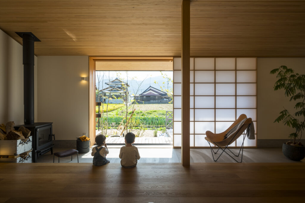【40.33坪】田んぼの中に建つ黒い平屋の内観