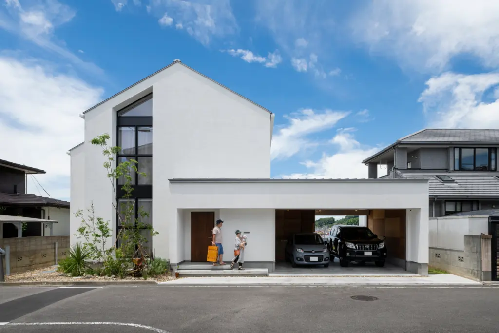 シンプルモダンな2台分のビルトインガレージの外観