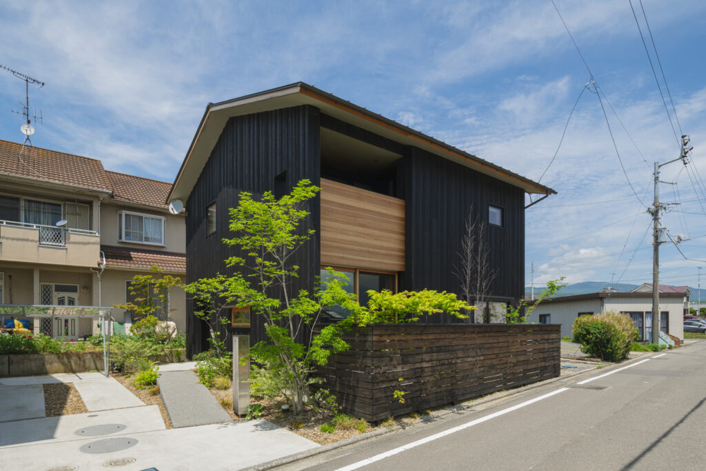 【30.18坪】経年美化を待つ焼杉の家の外観