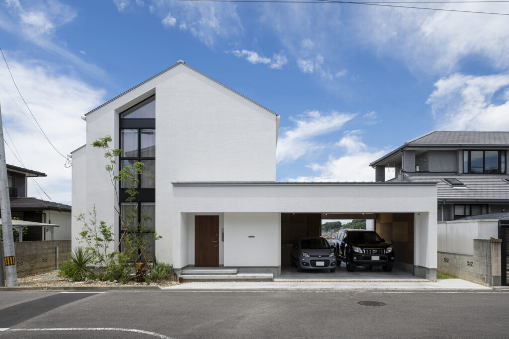うちなー時間が流れる高台のガレージハウスの外観