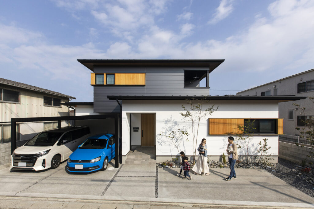 【2階建て5LDK】屋根と出窓の水平ラインが美しい家の外観