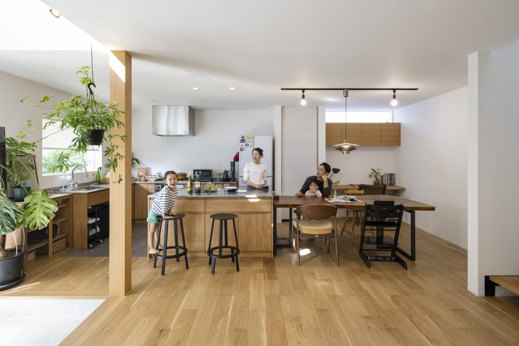 【2階建て4LDK】子どもも観葉植物もゴキゲンな白い家の内観