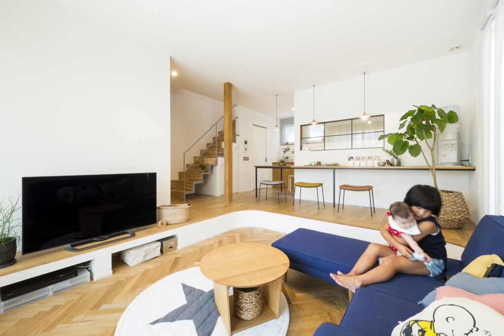【2階建て4LDK】デリ風小窓のあるカラフルポップな家の内観