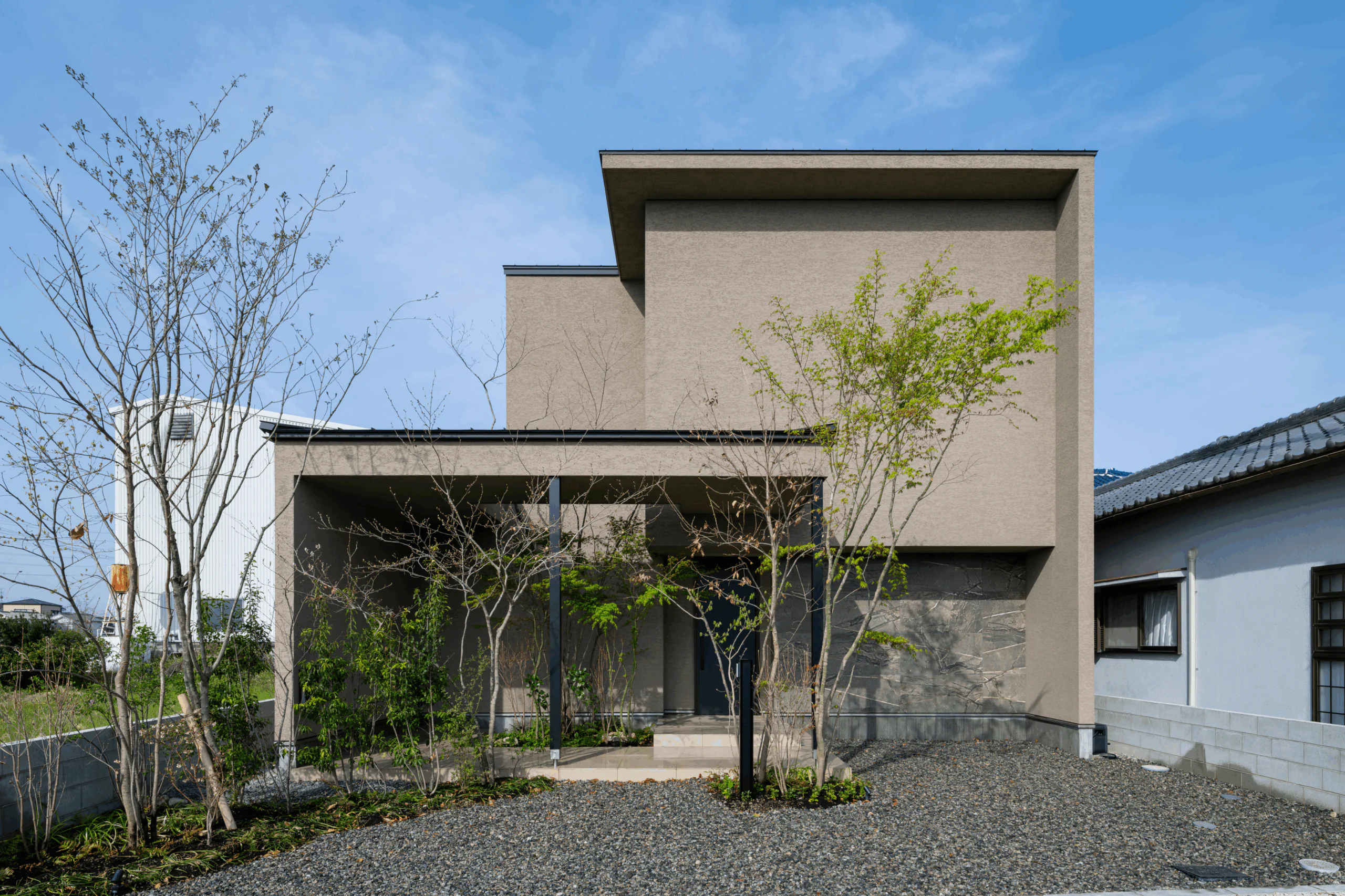 街にひらき、暮らしを包む。静謐な佇まいの店舗併用住宅の外観