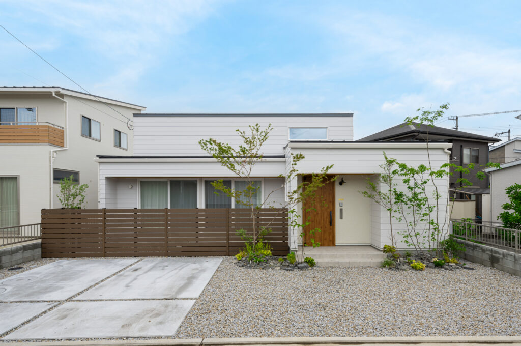 勾配天井の広々リビングがある平屋の外観