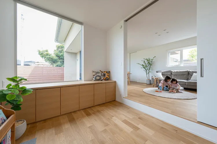 「ここが遊ぶ場所」と分かるように1段下げたピットリビングの内観