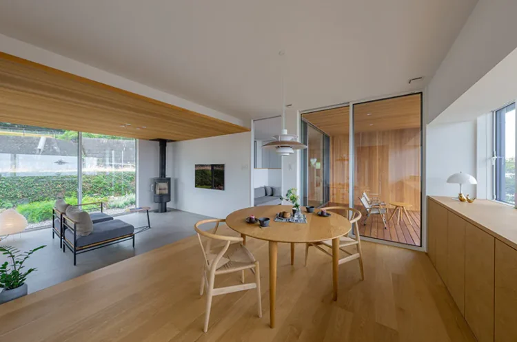 ダイニングより1段下がったタイル張りのピットリビングの内観