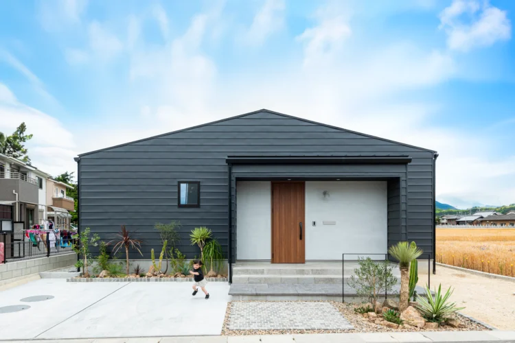 日々の暮らしが絵になるグレーガルバの平屋の外観