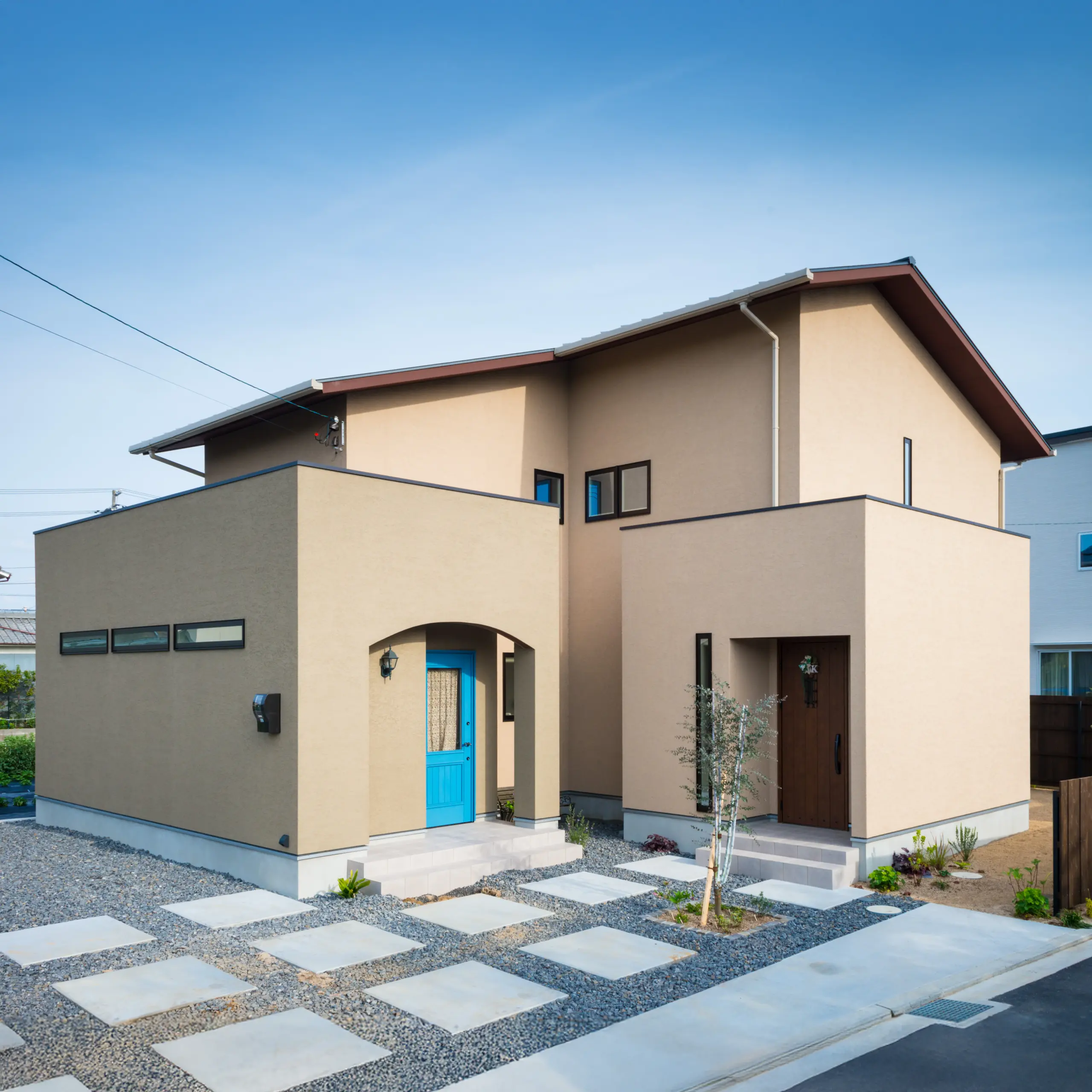 やさしい色合いで街にひらく、店舗併用住宅の外観