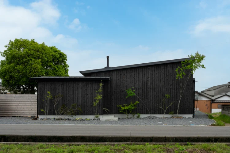焼杉が美しくみえるシンプルな平屋の外観
