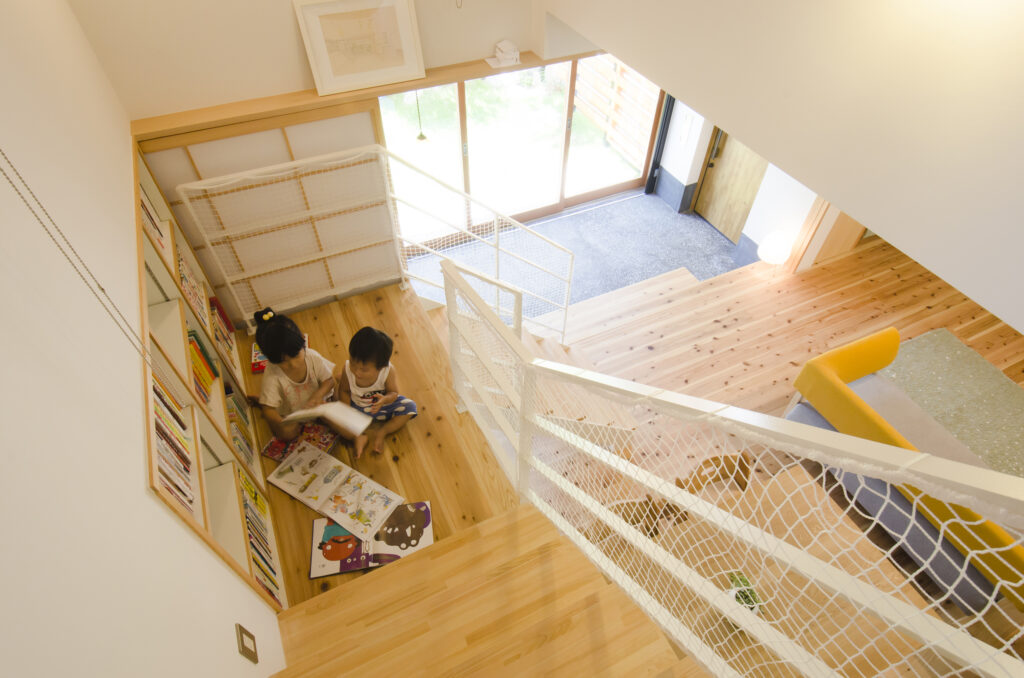 吹き抜け×スキップフロア×土間の内と外をつなぐ2階建ての内観