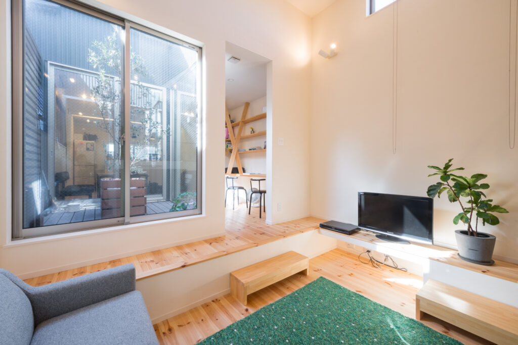 吹き抜け×スキップフロア×中庭の2階建ての内観