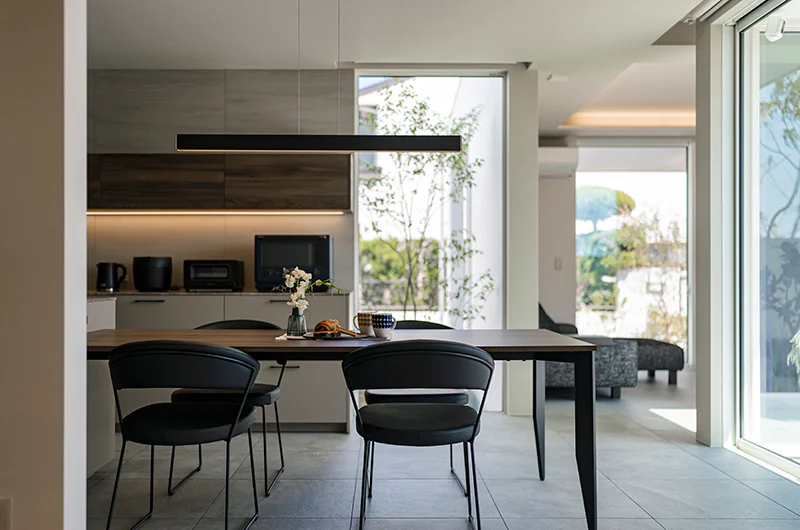 “庭”と“間”を愉しむコの字の家の内観