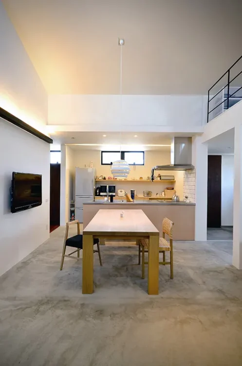 バリアフリー機能を備えた吹き抜けのある平屋の内観