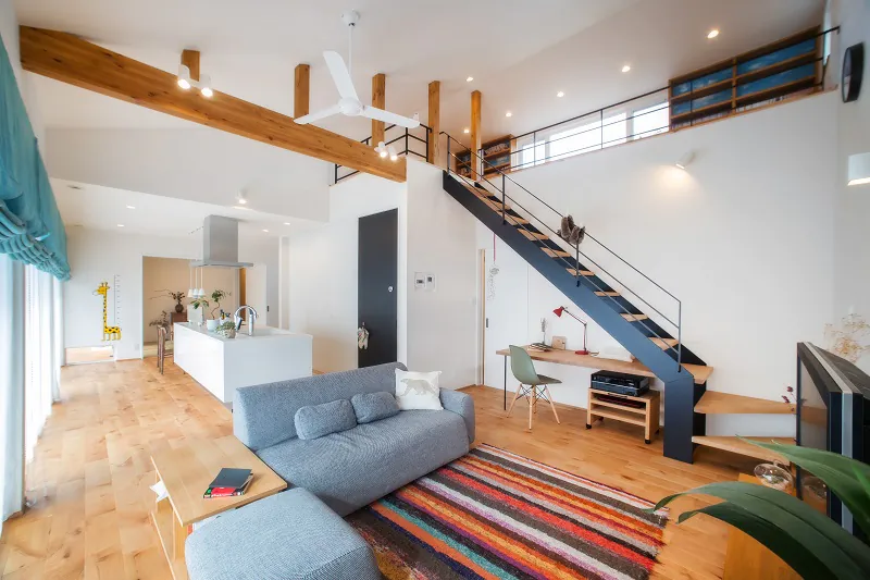 屋根裏で本を楽しむロフト付きの平屋の内観