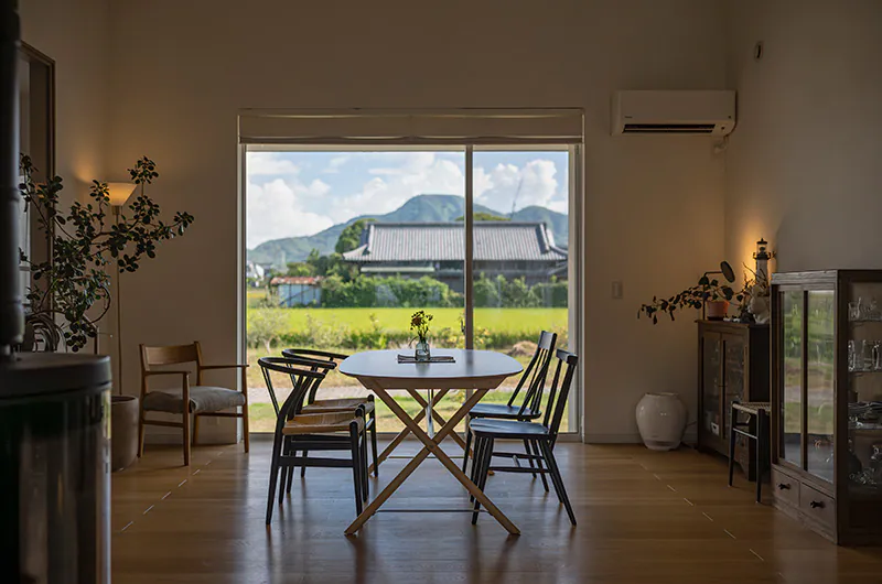 ガーデンライフを楽しむ錆茶色の平屋の内観