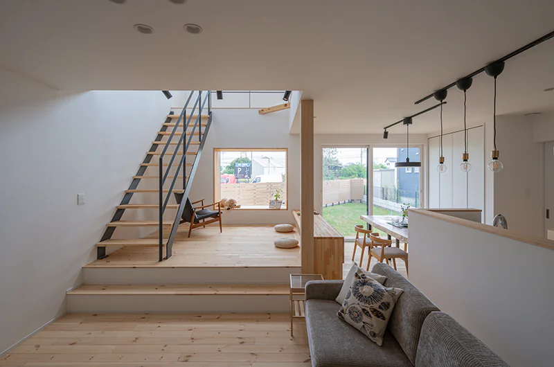 塗り壁と木が映える落ち着きのある四角い二階建ての内観