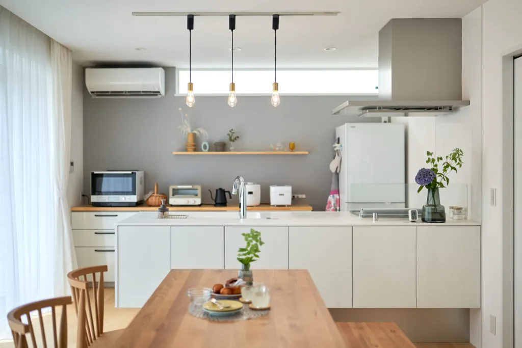 勾配天井の広々リビングがある平屋の内観